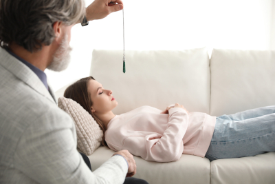 Een vrouw ervaart een hypnotherapie